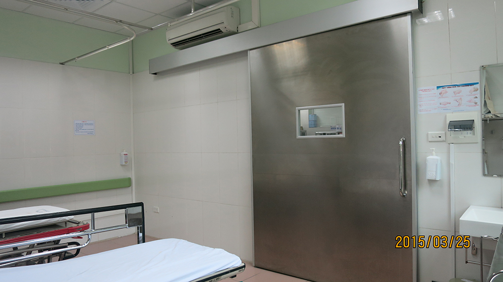 cửa phòng điều trị tích cực tại Bệnh viện Đại học Y 03.jpg